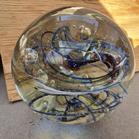 blå-hvide-grønne-striber-klare-bobler-i-gammel-glas-brevpresse-Sverige